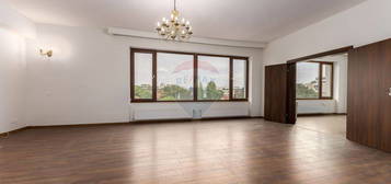 Apartament spațios cu vedere panoramică,, într-o cladi...