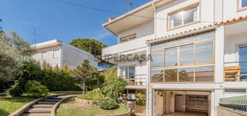 Moradia T5 com jardim e garagem, em Alvalade, Lisboa