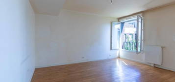 Studio de 30 m² en parfait état, lumineux, situé rue Lecouteux, à seulement 4 minutes à pied de la station Mairie des Lilas