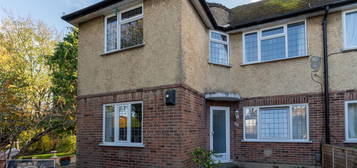 Maisonette for sale in Beechwood Park, London E18