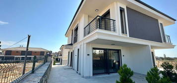 Villac Onur'dan  Didim Merkezde Satlk 3+1  Havuzlu Sfr Lx Villa