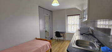 Studio to rent in Hemstal Road, West Hampstead NW6