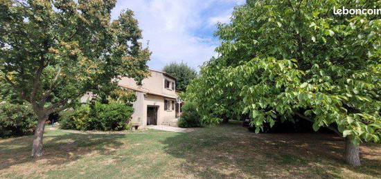 Maison à fort potentiel dans cadre arboré