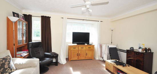 Flat to rent in Garlands Road, Redhill RH1