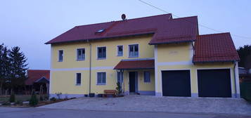 Neuwertige 4-Zimmer-Wohnung mit Balkon in Starkertshofen.