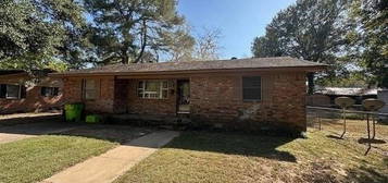 215 E 8th St, Lonoke, AR 72086