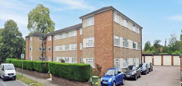 Flat to rent in Park Avenue, Penenden Heath, Maidstone ME14