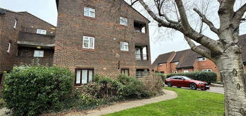 Flat to rent in Green Walk, Hampton TW12