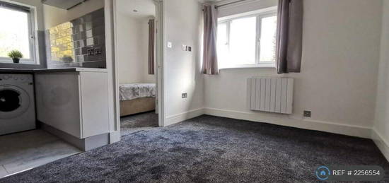 2 bedroom maisonette