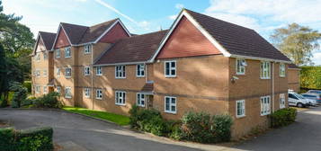 Flat to rent in Queens Road, Maidstone ME16