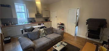 Flat to rent in Cross Road, Clarendon Park, Leicester LE2