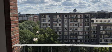 Neuwertige Wohnung mit drei Zimmern sowie Balkon und Einbauküche in Hamburg