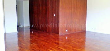 Arrendamento de Apartamento T4  em Campo Alegre