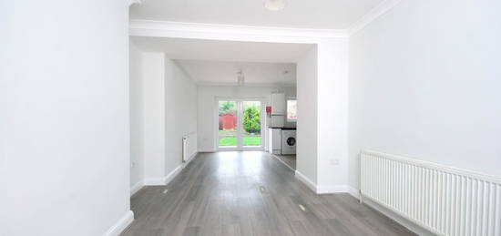 Flat to rent in Eskdale Avenue, Northolt UB5