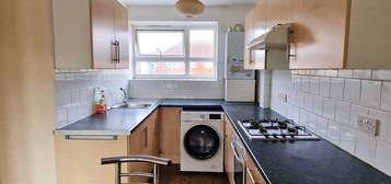 Flat to rent in Marian Way, London NW10