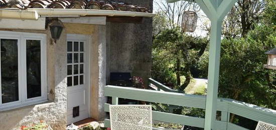 Maison d'habitation de type provencale, environnée de chênes, ch