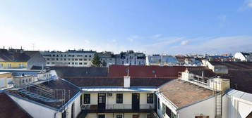 Weitblick, Ruhe & zentrale Lage - Sonnige Altbauwohnung mit Balkon