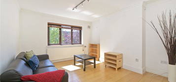 Flat to rent in Canonbury Crescent, Canonbury, London N1