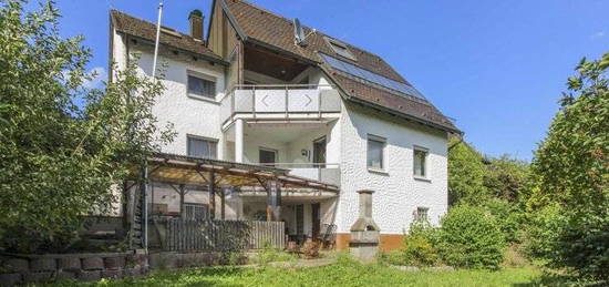 Familientraum: Großzügiges Mehrgenerationenhaus mit Garten, 2 Garagen und einem Carport