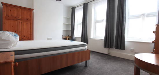 Flat to rent in Green Lanes, London N13