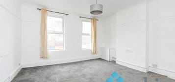 Flat to rent in High Street, Epsom KT17