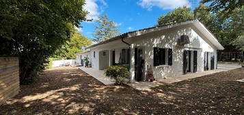 Maison de plain pied avec piscine et pool house