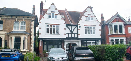 Flat to rent in Avenue Road, Westcliff-On-Sea SS0