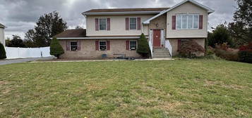 14 Emerald Dr, Throop, PA 18512