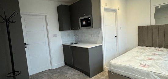 Studio to rent in Wandsworth High Street, London SW18