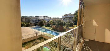 T2 meublé La duranne basse  parking terrasse piscine