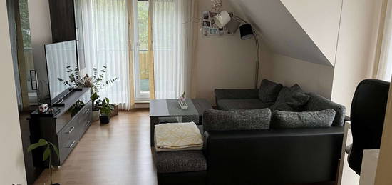 Neuwertige 2-Zimmer-Dachgeschosswohnung möbliert mit Balkon und Küche in Pyrbaum-OT