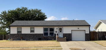 1303 Douglas Dr Dr, Hays, KS 67601