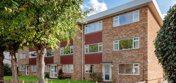 Flat to rent in Cavendish Road, Colliers Wood, London SW19