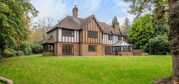 5 bedroom detached house