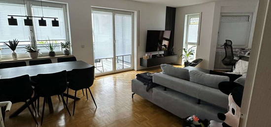 Helle gepflegte 2 Zimmer Wohnung mit EBK, Parkettboden, großer Südbalkon, Tiefgaragenplatz