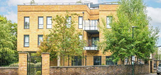 Flat for sale in Railshead Road, Isleworth TW7