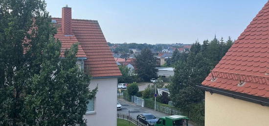 + + helle und gut geschnitte Dreiraumwohnung mit Balkon, Keller und Gartenmitbenutzung + +