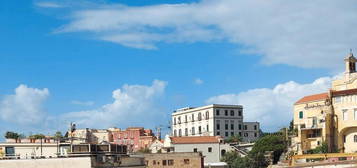 Pozzuoli zona lungomare,cumana Cappuccini,mq 90