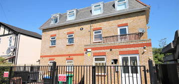 Flat for sale in Grafton Road, New Malden KT3