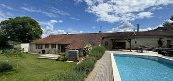 Belle maison rénovée avec une piscine chauffée et grand jard