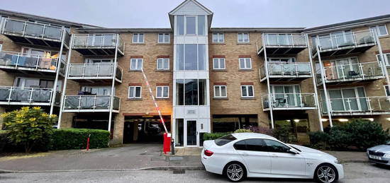 Flat to rent in Foxglove Way, Luton LU3