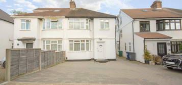 Flat to rent in Brook Avenue, Edgware HA8