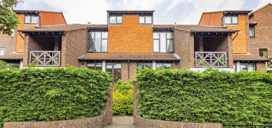 Flat to rent in Strawberry Vale, Twickenham TW1