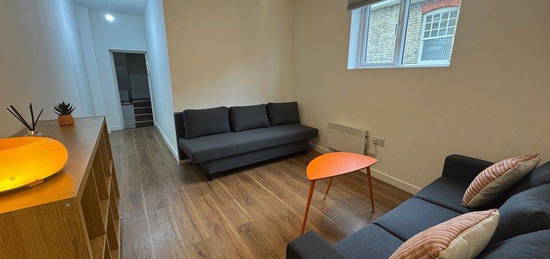 Flat to rent in Hornsey Road, London N7