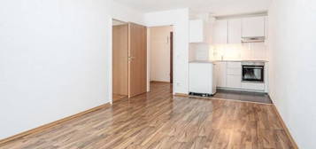 MAIER - 2-Zimmer-WHG mit Balkon, Fernwärme, Aufzug, neue EBK und Einzelgarage