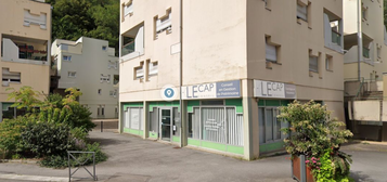 À vendre à Epinal: Local commercial lumineux avec place de p