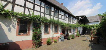 Ehemaliges Bauernhaus mit Fachwerk, viel Charme und riesiger Scheune direkt an einem Biotop.  Über 1000 m² Grundstück