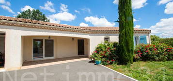 Maison de plain pied avec garage et jardin