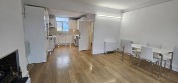 Maisonette to rent in Dawes Road, London SW6