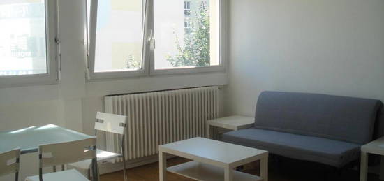 Studio meublé  à louer, 1 pièce, 29 m², Étage 2/–